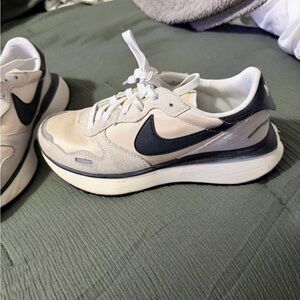 Nike Cream and Black Low-Top Running Sneakers
